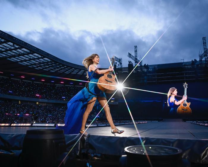 Ảnh minh họa Taylor Swift Lần Đầu Biểu Diễn Ca Khúc Phát Hành 15 Năm Trước, Khán Giả Vỡ Òa