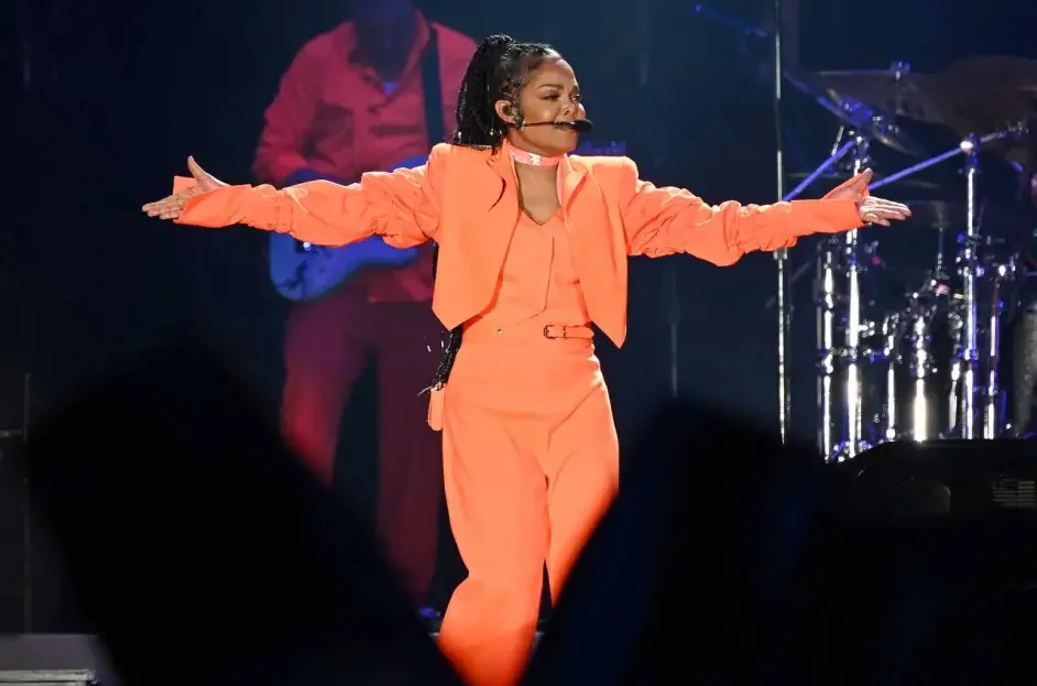 Ảnh minh họa Janet Jackson trình diễn ca khúc 'Nasty' khi nhảy trên nền nhạc 'Not Like Us' của Kendrick Lamar trong chuyến lưu diễn.
