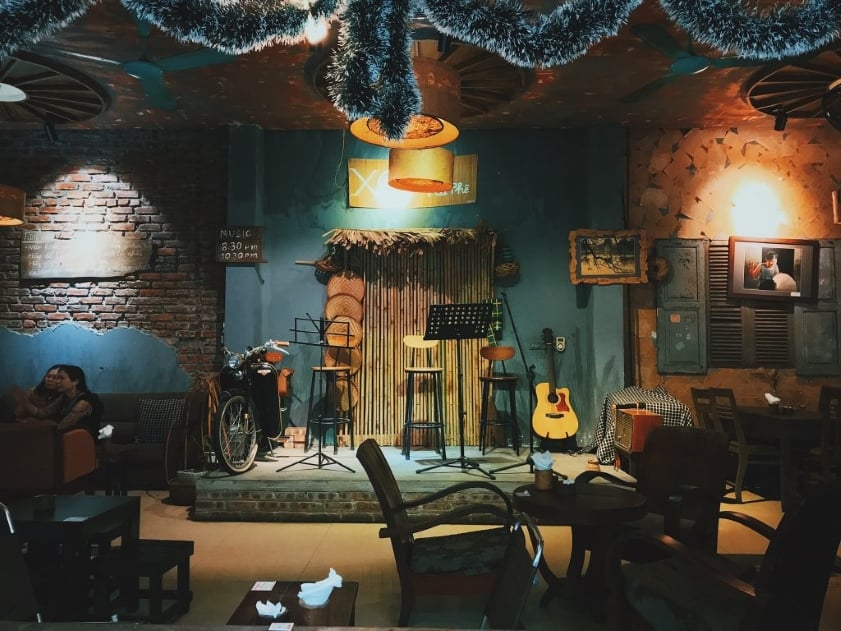 phòng trà xưa với không khí âm nhạc, nơi các thể loại phương Tây như Jazz được trình diễn và dần du nhập vào đời sống âm nhạc Việt.